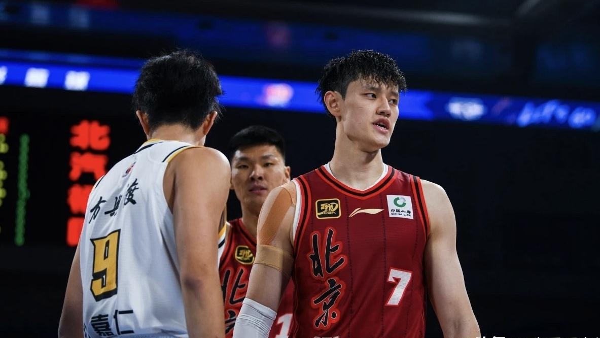 赛地聚焦——CBA季后赛关键时刻热度飙升，深圳男篮手感冰凉，压力陡增，医务组通报恢复的简单介绍